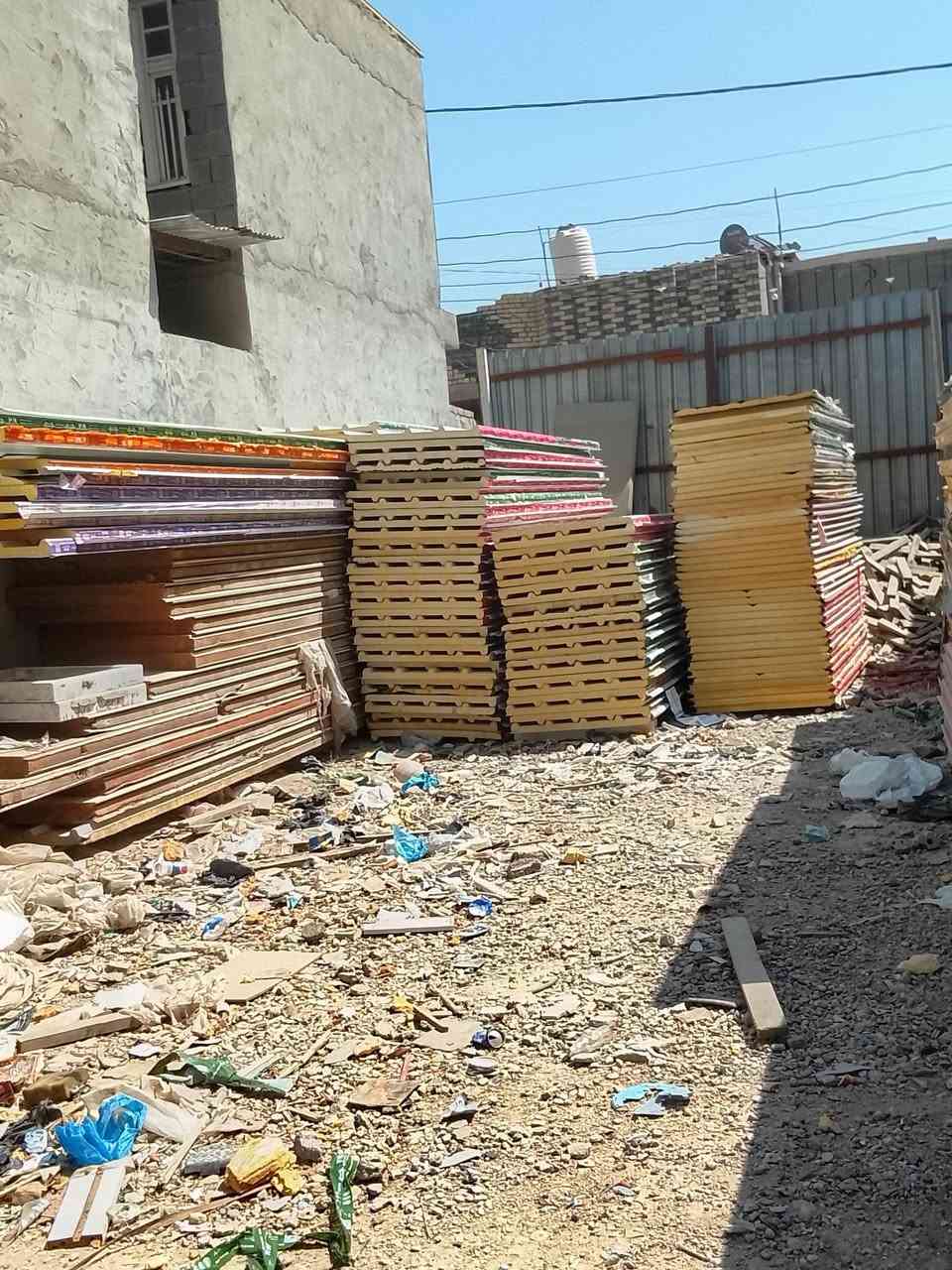 بسم الله الرحمن الرحيم ابيع و اشتري  جميع انواع السندويج المستخدم جبلونات والحقول السقايف والكرفانات مع كادر تفصيخ ونقل والمحافظات حسب الاتفاق التواصل مع ***********
