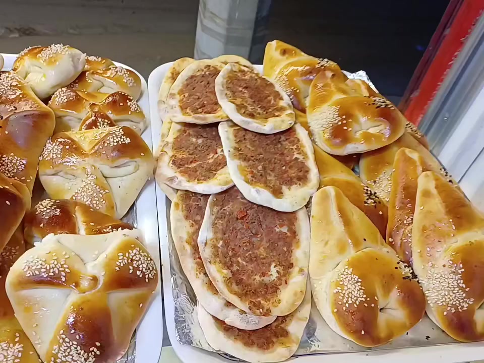 السلام عليكم يوجد شيف معجنات  وفطائر مناقيش وبيتزا ولحم بعجين وخبز منفوخ درجة اولى خبرة 30 سنه في مجال عمله بروفشنال مع شهادة من المهن المحترفين  ومختص فيها قوي جدا هذا البوست للاصحاب المشريع يلي حابب يفتح هذا المشروع انفتحلو ياها طبعن  هذا نموذج بعض اعماله ضمن بغداد  يتضمن عليك عزيزي  تواجد المكان الصحيح حتى تتمكن من العمل ويلي حابب يتعلمها موجود دورة  مدتها شهر يلي حابب يتعلمها والتكلفة الدورة محسومة 
وبنفس الوقت يوجد كوادر من كل المجالات والأقسام  شباب وبنات طبعن ضمن بغداد ومحافظات 
للتواصل عبرا الاتصال مباشر او خاص 
***********
