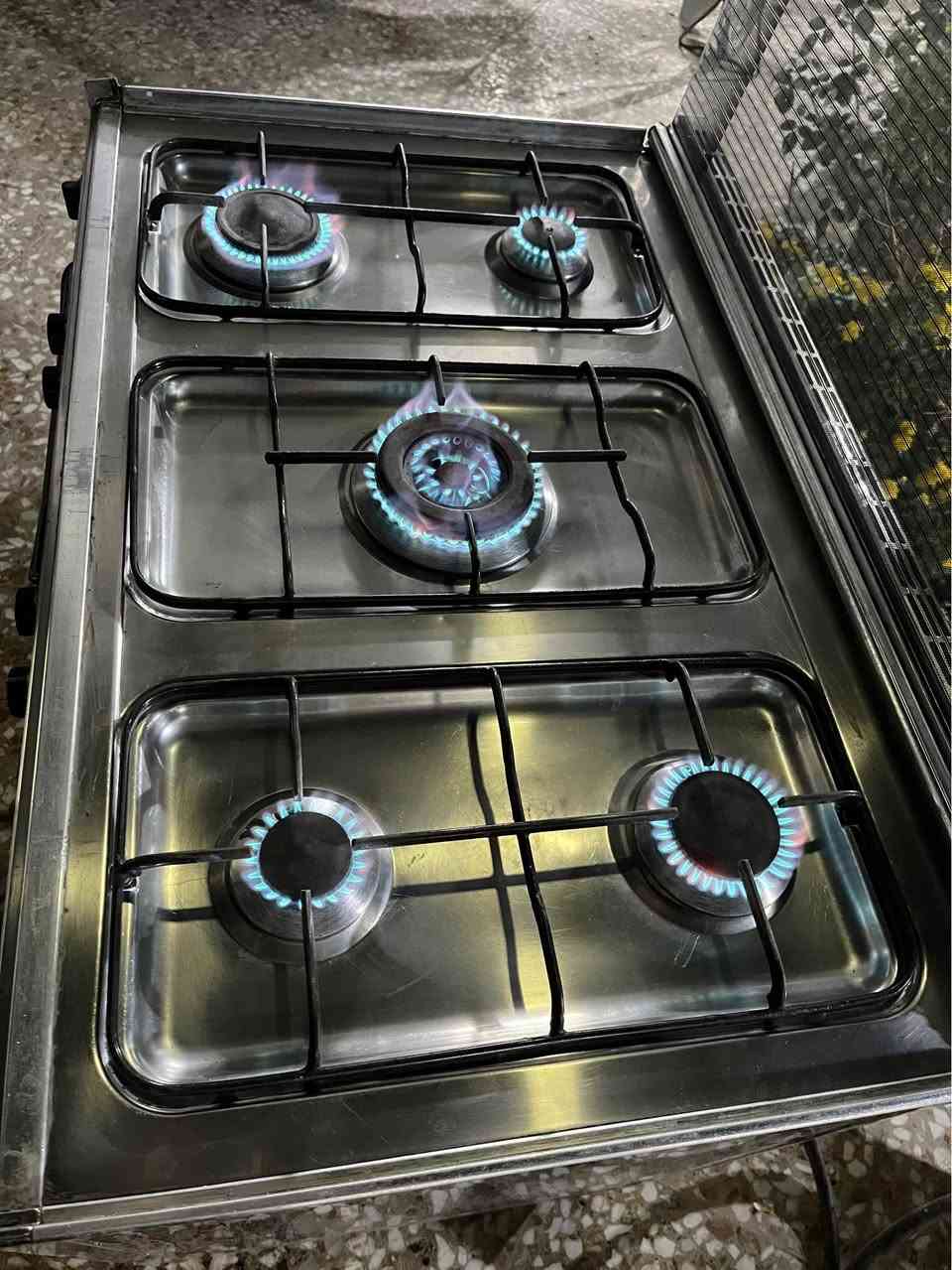 طباخ نضيف كله شغال وناره تخبل على الفحص سعره ١٦٠ وبيه مجال المكان نهايه الشعله منطقه الدهله *********** بغداد, العراق
