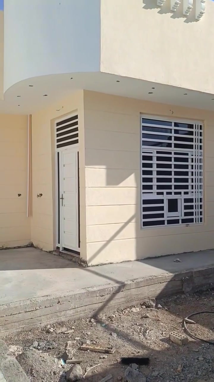سلام عليكم بيت للبيع مساحة 250متر بناء درجه اولى وره لفوج مجور خيره لعبدالله لستفساره عله هاذه لرقم ***********
