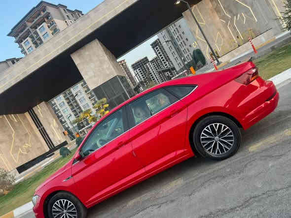 السلام عليكم شباب سياره للبيع 
جيتا موديل ٢٠١٩ داخل كلين بدون قطره صبغ مكفول من الصبغ والبارد كير مكينه صدر حداديه كفاله داخل لونين ولونها مميز رقم بغداد با اسمي موصفات Sel فول موصفات 1/1 محركها ١٤٠٠ تيربو السياره جديده استخدام شخصي مكاني بغداد حي الجهاد عارضها 148 وبيها مجال بسيط هذا رقمي ***********
