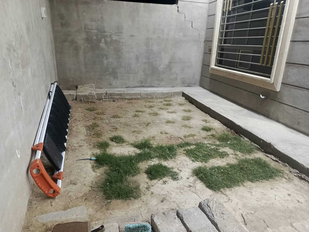 ا بيت للبيع المساحه 180 متر واجهه 12 نزال 15 بيت كامل خدمات فول ماي كهرب التبليط 20 متر عنو بيت زير 
خبرعلى رقم ***********
