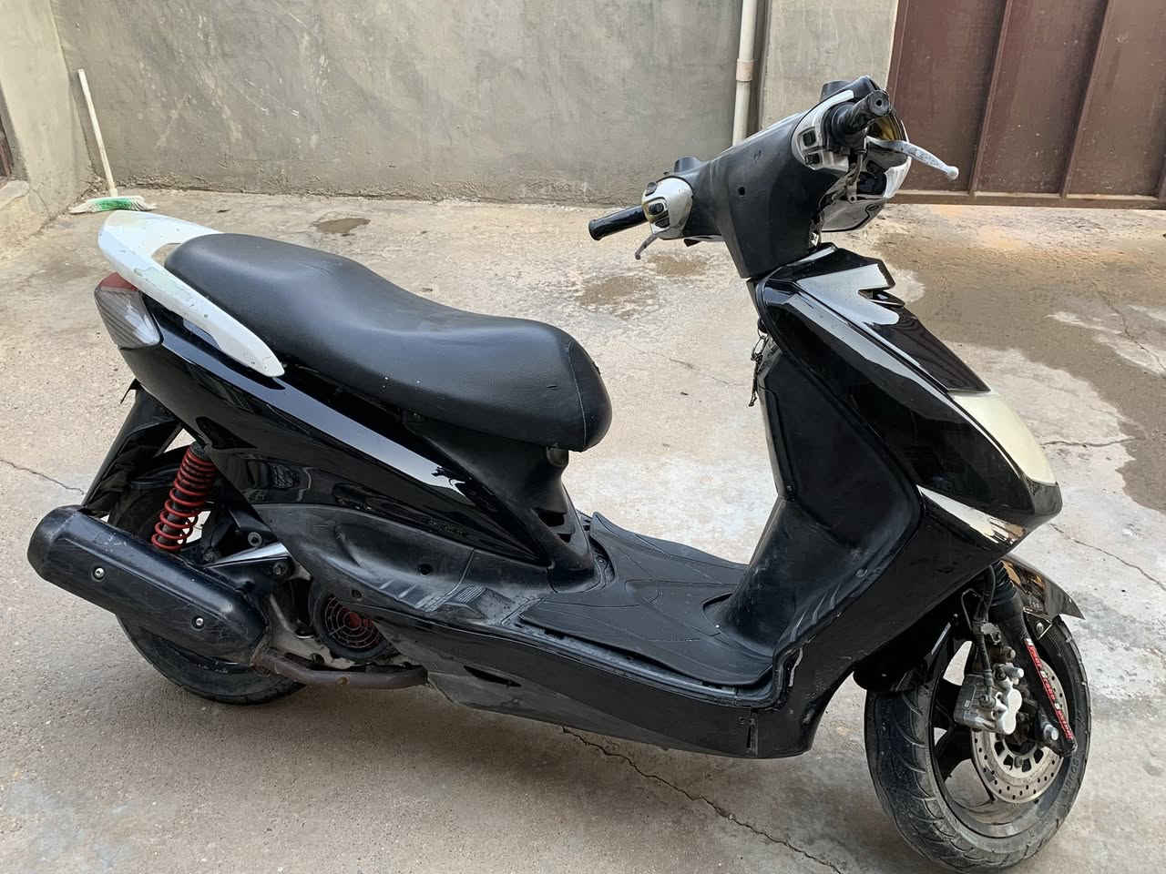 لسلام  عليكم سكنس نثيه 140بلاديه كامله من كلشي كهربائيات كله شغاله سلف هندر دراجه مكينه بلاديه ناعمه شلعه ومعدل السعر 550وبيها مجال 
العنوان جسر ديالى الجديد 
***********
