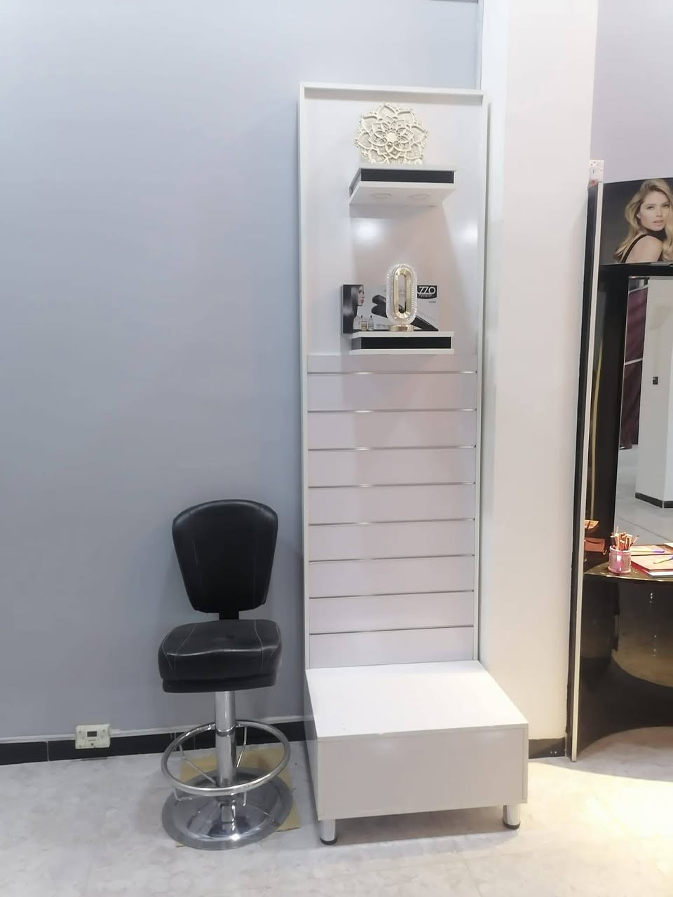 متوفر هذي المواد للبيع ميز مرايه عدد 6 3 ابو الشاشه صنع تركي و3 بدون شاشه برانكيت اناره وكرسي بدكير مساج وخلاط واضائة فووول عارضه مواد عدد 2 ومتوفر كورنر تركي قماش مالته ضد الماء اليخدمنه يتصل 
***********
