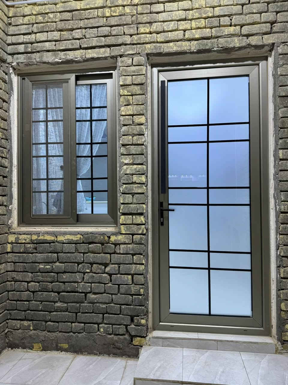 حي اريدو يقع على حديقة كبيرة بيت بصف الركن
البيت يتكون من استقبال ٧م في ٤ م
صالةكبيرة ٨م في ٦م وغرفتان كبيرتان هم في ٥م ومطبخ كبير حار وبارد
وحمامات داخلية كبيرة كراج سيارة كبير وحديقة  والطابق الثاني صالة كبيرة مساحة ٨م في ٦م وغرفتان هيكل بس تشطيب وحمامات قيد الانشاء سطخين جاهزات من ستارة وشتايكر

الاستفسار فقط على الرقم ***********
