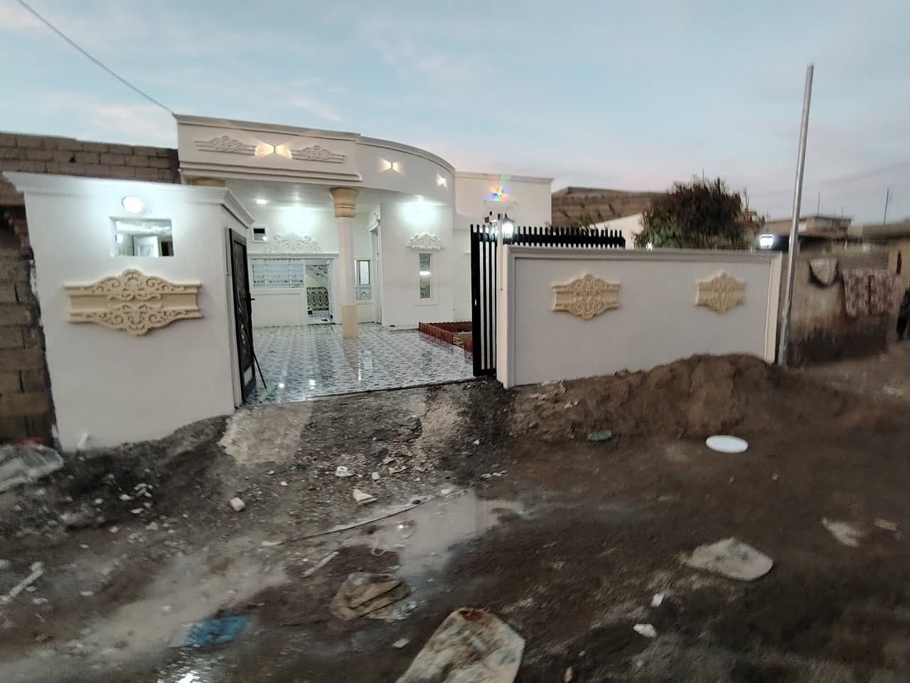 السلام عليكم 
بيت للبيع في حي السلام 
فول سيراميك المساحة٢٥٠م
وجهة فلين
يتكون من ربعة مع غرفتين نوم
وهول ومطبخ في بداية الحي
واصل تبليط وماء وكهرباء وقريب على
المدرسة للاستفسار الاتصال على الرقم 
***********
مكلف بالنشر
