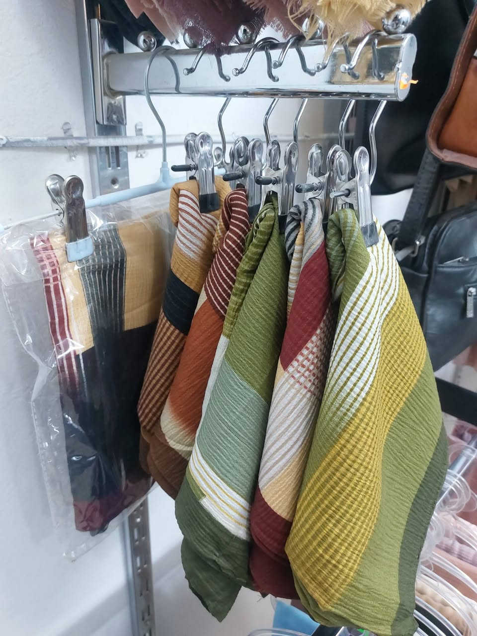 ✨🔥 عرض خاص ومفاجأة حلوة 🔥✨
ربطة بسعر 🔹 3000 دينار فقط 🔹
وإذا تاخذين قطعتين بـ 5000 دينار بس 😍🔥
يعني تخفيضات حقيقية وهائلة لا تعوّض 💃✨
فرصتچ حتى تختارين أكثر من لون وبسعر مناسب 👌💕
🌸 خامات مرتبة وألوان تجنن
🌸 سعر خاص لفترة محدودة
🌸 الكمية محدودة واللي تلحق تلحق 😉
📍 العنوان: بابل – الحلة – البكرلي
📌 الفرع المجاور لمدرسة بردى
📲 للحجز والاستفسار واتساب: ***********
✨ حجابات وكوزمتك الهادي   – تألقي ويانه دوم ✨
