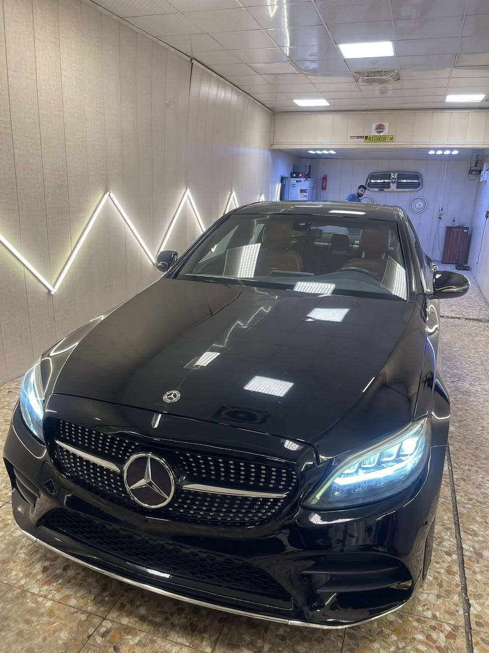مرسيدس C300 بدي AMG 2019 بلادي سياره بيه صبغ  على كد شبر بلبنيد  والحادث مالته جاملغ وبابتين صفحة الراكب مغيره قطع بلادي نفس اللون والمحرك مفتوح ايرباك البردة طاك فقط  السيارة مصروف عليهة وجديدة ماشية 160 الف قابل للزياد رقم السيارة اربيل سعر السيارة 220 وبيهة مجال

***********

