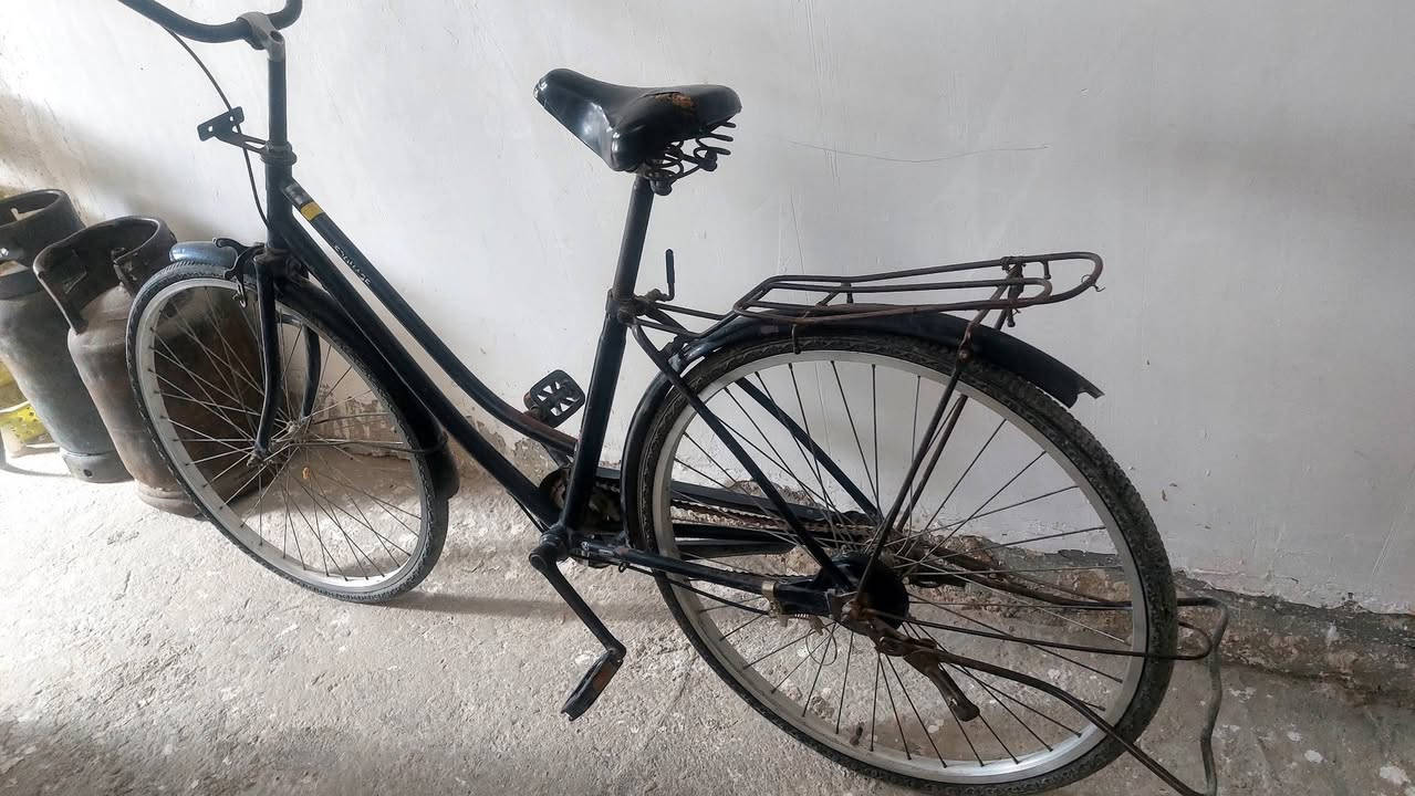 بايسكل للبيع حجم ٢٨ نضيف  عنوان الحرية الثانية قرب ابو جفات السعر ٤٠ الاستفسار على الرقم ***********
