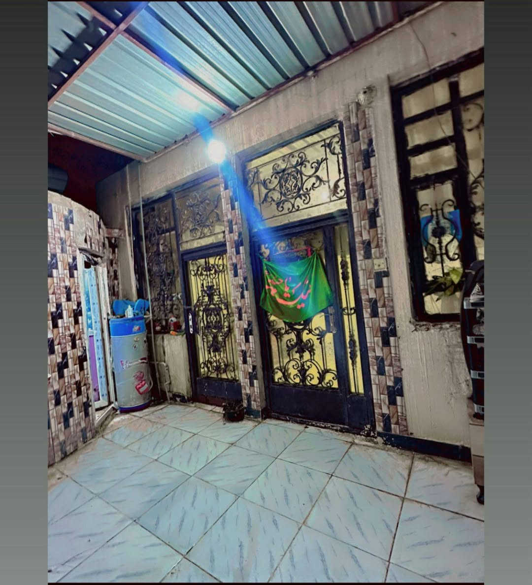 بيت نص قطعه زراعي مساحته 100 متر في ازديناويه فرع صيديلة الروان مساحة شارعه 10 امتار وتبليط ورصيف مقرنص للبيع بيه غرفه وحد وصاله وصحيات ومطبخ وسابقن دوانيه وفتحها على الصاله الاستفسار الاتصال على الرقم ***********
