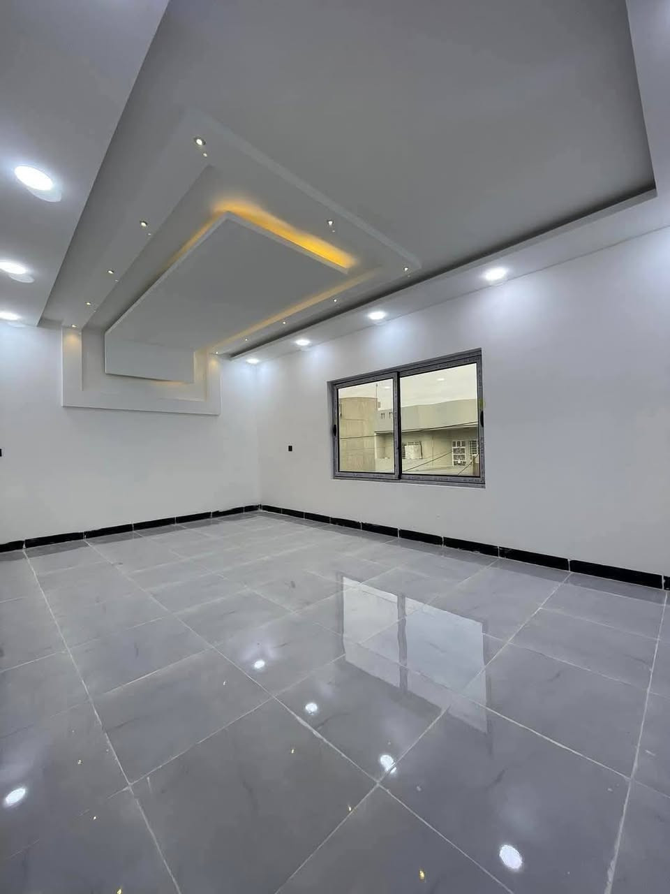 للبيع حي النور قرب بيت المترجمه وشارع التل مساحة كل دار 100 متر مربع واجه 10 متر طابقين بناء حديث زيرو يحتوي الطابق الاول كراج مطبخ استقبال هول غرفه نوم خدمات ومنور الطابق الثاني 3 غرف نوم + بيتونا للأستفسار مكتب قصر الأمراء للعقار الكائن في حي البكر شارع الكنيسه مقابل كنيسة تايتنك 
#حي_نور. #مكتب_قصر_الامراء_العقاري 
للاستفسار حول السعر والتفاصيل الاتصال على الرقم *********** متوفر واتساب
