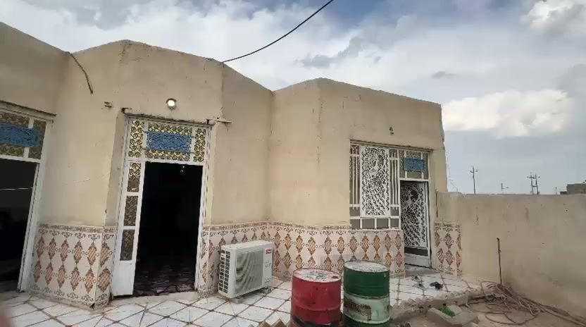 《السلام عليكم 》
يعلن مكتب عقارات الثغر عن توفر بيت  للبيع جاهز من كلشي المكان الثغر المشراكه قرب علوة حميد جلوب قريب على الشارع العام  مع توفر خدمات ماءو كهرباء وشارع  المساحه الكلية القطعه 400 متر  《موصفات البيت يتكون من أصالة واستقبال غرفتين نوم ومطبخ وصحيات خارجيه مع كراج 》مساحة بناء البيت  200مع قطعة ارض بصف البيت 《200》متر سنه البناءالبيت 2020 مع العلم البناء بلوك و عگادة كلش خوش البيت بناء درجه اولى بلوك  والبتلو صب كونكريت وبناء طابوق وجاهز من كلشي بسعر مناسب 《40》 مليون وبيه مجال كما هو موضح في الفديو التواصل مع مكتب عقارات الثغر والاتصال على الرقم التالي 《***********》ملاحظة مستعجل على البيع كلش
