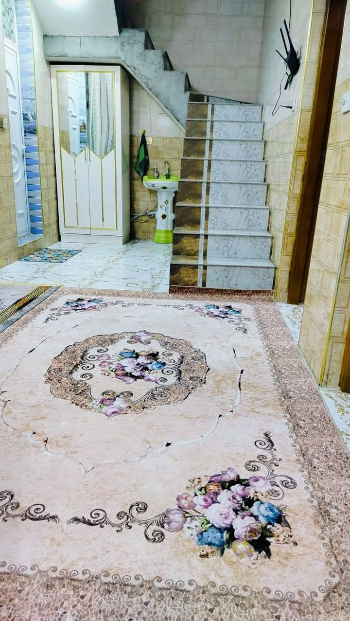 عقار 100م طابو صرف يحتوي صالة واستقبال ومطبخ وغرفة وصحيات داخلية وخارجية وكذلك موقع ممتاز على شارع 20م تبليط وخدمات كافة الموقع طويريج حي العسكري.. السعر مناسب جداً للتواصل هاتف ***********
