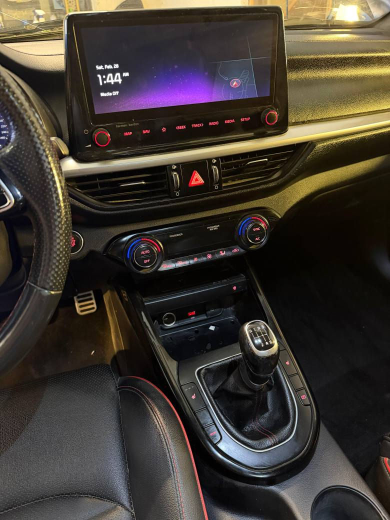 للبيع 
كيا فورتي 2022
فئه gt✈️
محرك 1.6 كير عادي 
سستم صوت كزوز وبوب كورن بلادي 
حادثها من اميركا بنيد فقط وبالعراق بيها بارد بالجاملغ الامامي الأيمن والايسر نص صبغ واكو رصعات بباب السايق 
الباقي كله واضح كفاله كير ومحرك العنوان بصره أبي الخصيب 
السعر 125 
*********** البصرة, العراق
