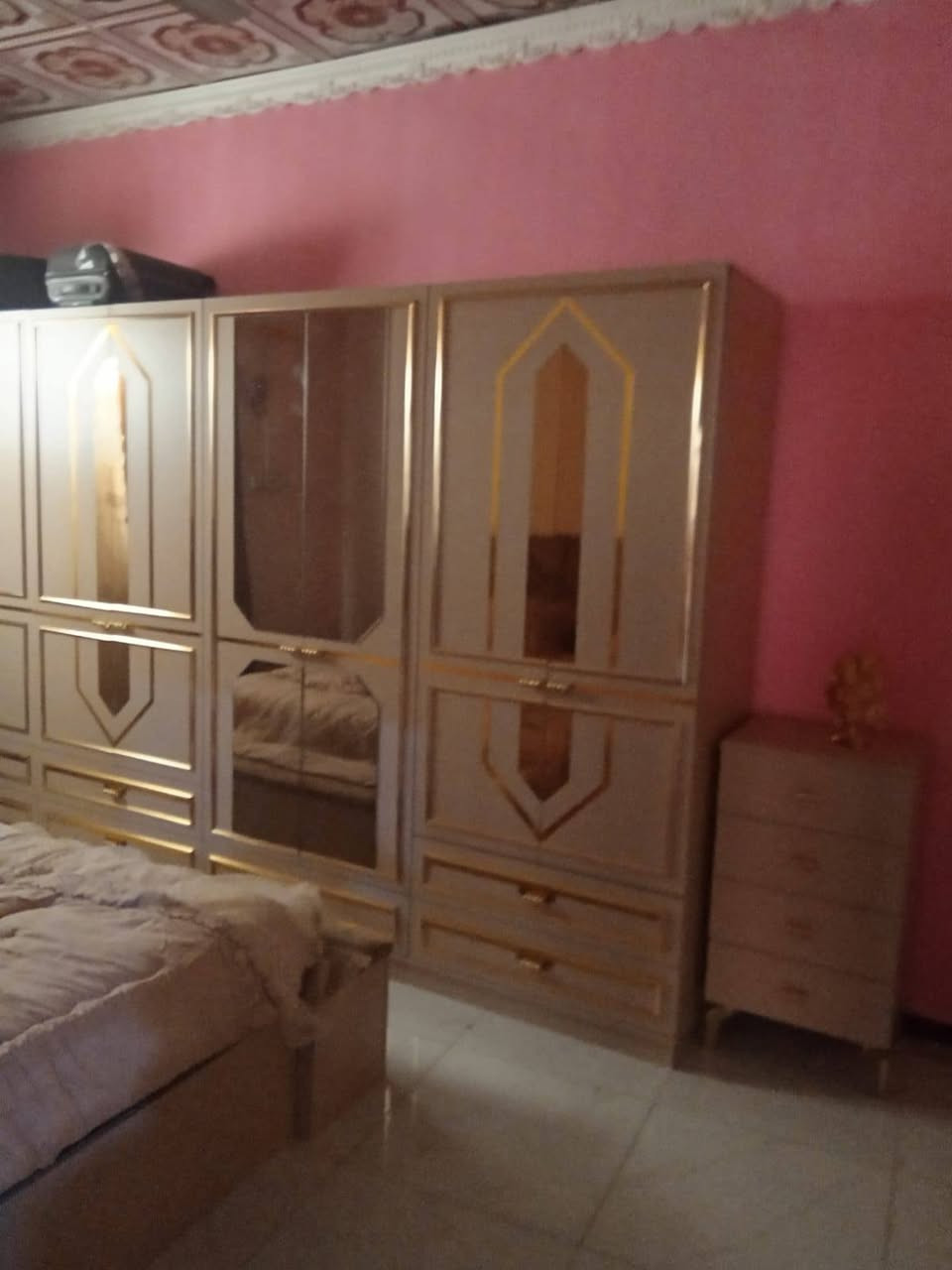 بيت للبيع الجزيرة الفيروزية الجسر الثاني شارع الصورة التبليط
 طابو صرف زراعي سند ب25 المساحة 210 بناء 2017 مسلح ونضيف يحتوي على ثلاث غرف نوم وغرفة بالطابق الثاني يحتاجلهة بس صبغ بيت مال عائلة جبيرة 
السعر 60 مليون 
***********
