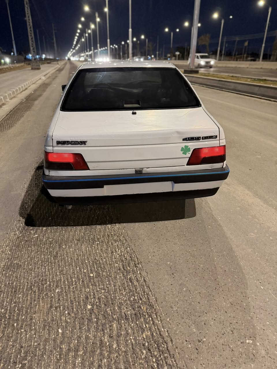 سلام عليكم بيجو405موديل 2010السياره مكفوله لأضربه ولا تبديل ولا صبغ ماعده الجاملغ الخلفي صوب السايق بس صبغ بدون ضربه ولسياره جاهزه مكينه كير حداديه تبريد كهربايات كله جديد وسنويه ل27 مصاقطه السعرررررررررر36وبيه مجال حك الجيه.     ***********
