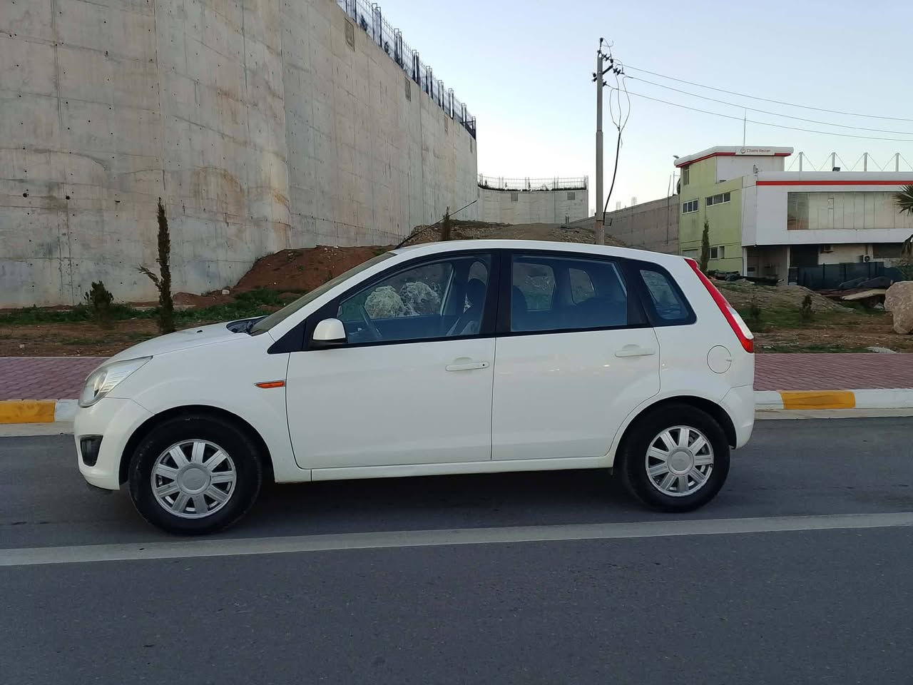 .                               بِسْمِ اللهِ الرَّحْمَنِ الرَّحِيْم
فۆرد فیگۆ : مۆدێل2014
شەریکەی نیڤا
گێڕ ئۆتۆماتیک ، تەبرید ، سەنەوی و ژینگەو ڕێگاوبان ھەتا30/10/2026تازەیە  دووپارچەو پەڵەیەک بۆیاخە بێ ناوگرتن گێڕو مەکینەو تەبریدو بەناوکردن و غرامە هەمووی بە شەرتت
سعر76گەڵاو کەمێک معامەلە
شوێن⁄سلێمانی
ژمارەی تەلەفوون***********
***********
