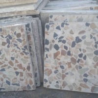 عندي هاذ الكاشي مستعمل حجم ٤٠سانتيم رايد الوحده على ٥٠٠ دينار ١٠٠ كاشي...