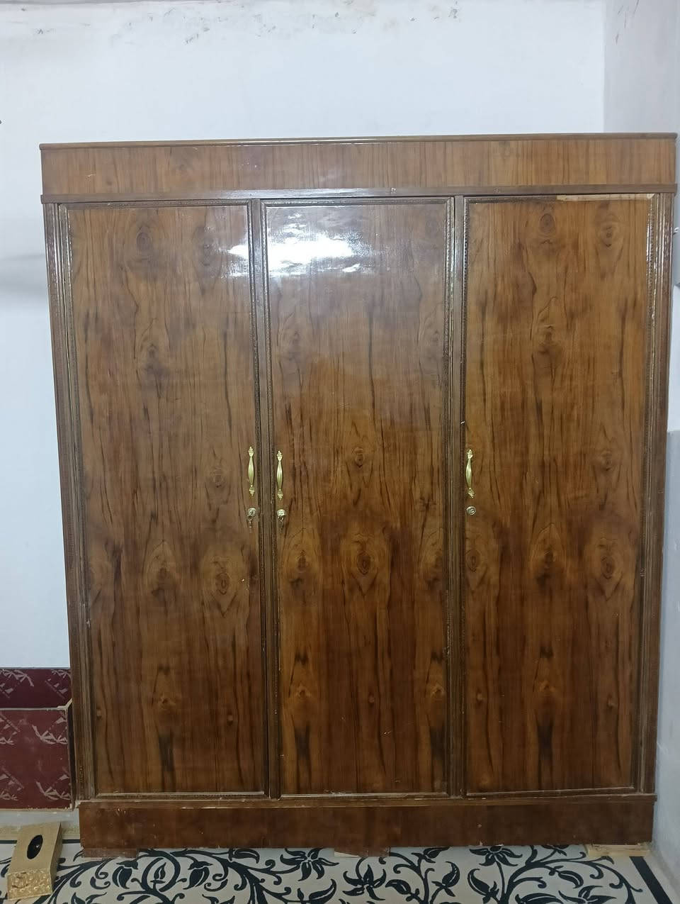 سلام عليكم
بلازمه ال بيع جديده ب 300 الف
مواصفات الشاشة 
+3                    هذه الشاشة ذات العلامة التجارية LG Limited هي تلفزيون OLED مقاس 43 بوصة.تتميز بدقة 4K UHD مع تقنية Self-Lit OLED لوحدات البكسل ذاتية الإضاءة.تدعم تطبيقات البث الشهيرة مثل Netflix و YouTube وتأتي مع Wi-Fi مدمج.

كنتور 3 بيبان منفصله كامل اخو الجديد السعر 175 الف
التواصل علا ال رقم او ال واتس
***********
