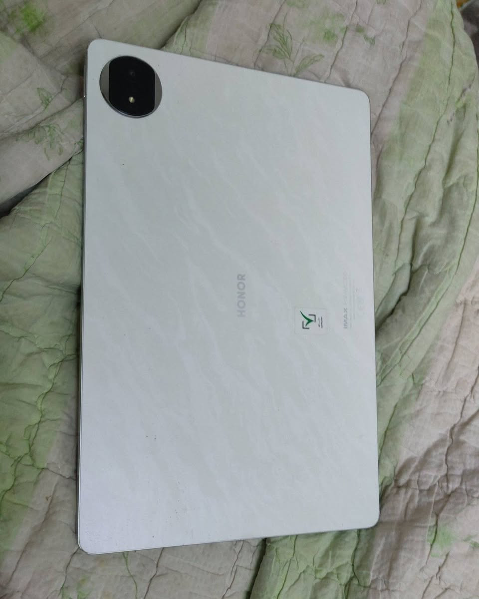 :
للبيع Honor MagicPad 2 الشاشة: بحجم 12.3 بوصة وتعمل بتقنية OLED بدقة عالية (\(1920 \times 3000\)) ومعدل تحديث سلس.الأداء: مزود بمعالج Snapdragon 8s Gen 3 القوي مع بطارية ضخمة بسعة 10,050 مللي أمبير.الذاكرة: يتوفر عادةً بسعة تصل إلى 256 جيجابايت لتخزين البيانات و12 جيجابايت لذاكرة الوصول العشوائي (RAM).
- أخو الجديد
الجهاز نظيف جداً وبحالة ممتازة (بي شخوط بسيطه كما موضع بل صوره )، الجهاز ما مفتوح ولا مصلح ولا داخل صيانة، والبطارية وشاشة الـ OLED بحالة الوكالة.
المواصفات:
• الجهاز كامل أغراضه (الكارتونة + الشاحن الأصلي السريع)
+ ملحقاته كيبورد  وقلم اصليات .
• استخدام شخصي وحشيم جداً.
السعر: (750الف ) وبيه مجال بسيط للطيبين.
المكان: بغداد - (البلديات ).
للاستفسار: المراسلة عالخاص أو الاتصال على الرقم: (*********** ). واتس اب متوفر فقط 
(الفحص والمقابلة بأي مكان يعجبك
