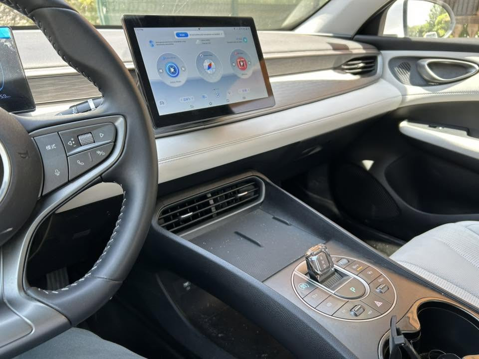 Byd  سیل 05
مۆدێل 2025 ،سپی بێ بۆیاخ بێ لێدرا نزیکی سفرە تەنها 7000 ڕۆشتیە 
***********
