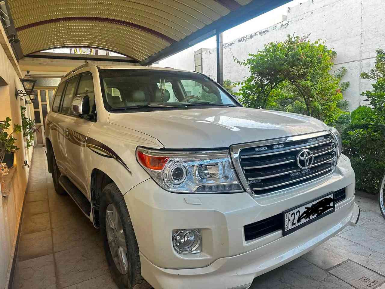 السلام عليكم لاندكروز للبيع 2013 ((ضررها جاملغ خلفي صبغ فقط وبارد بلجاملغ الايمن الامامي على كد شبر)) سيارة حلوه ومرتبة تحويل ثاني يوم شرط سيارة باسمي رقم اربيل سيارة ماشية 221 الف صدر في حالة جيدة جداً مواصفات الاندكروز معروفه 
تحكمات ستيرن 
كروس سرعة 
ثلاجه تبريد 3 قطع منفصل
 فتحه سقف 
نضام الايكو
شاشه كبيرة 
اشاير بالمري 
المري شفط 
تشغيل عن بعد 
كشن سايق 3 طكات كهرباء 
عليها جهاز تنزيل وتصعيد الجام بالبصمه سيارة مصروف عليها ومتعوب عليها للاخير 
والمواصفات البقية معروفه 

للتواصل :*********** 

السعر 295
