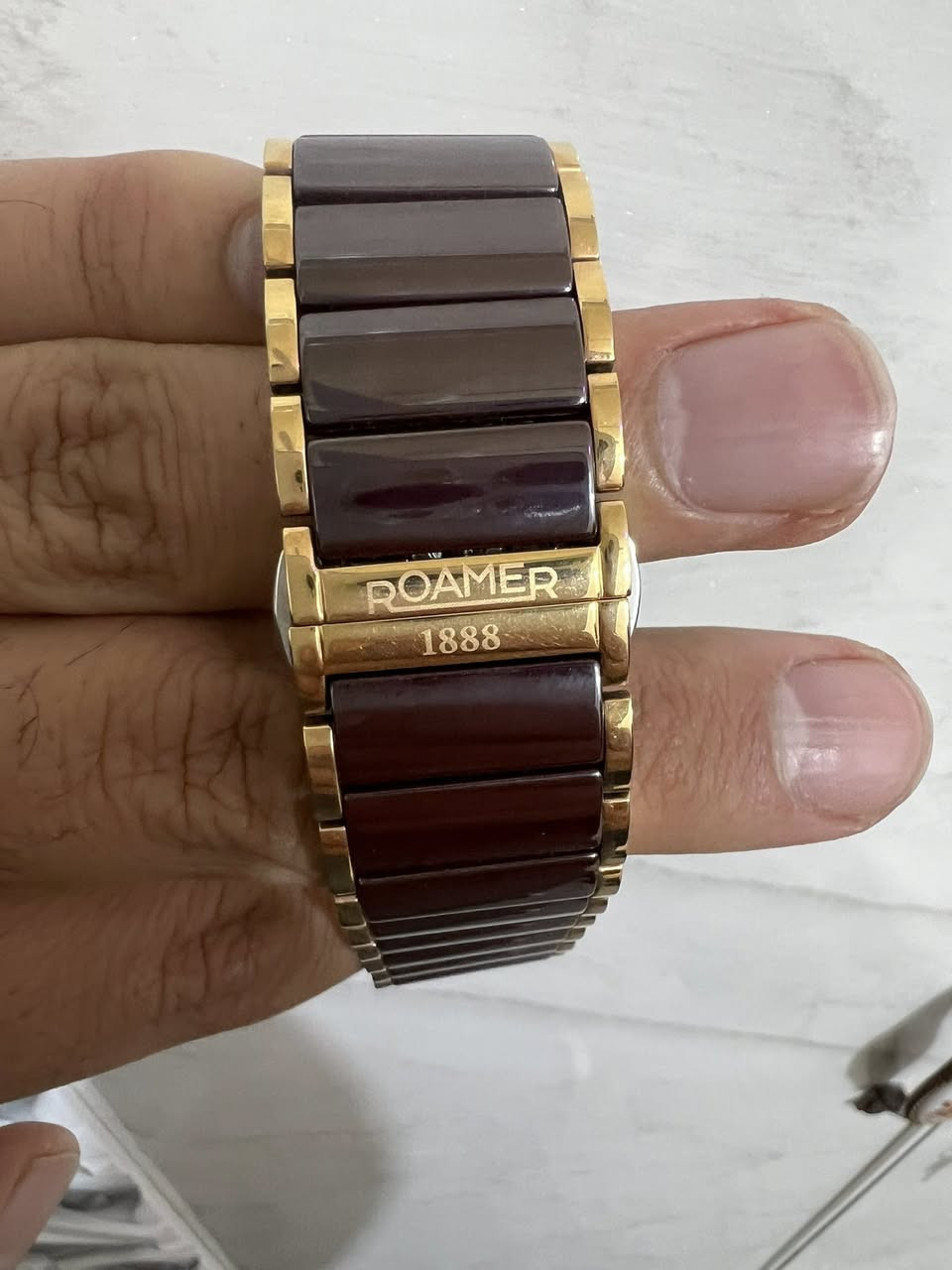 ⌚ للبيع ساعة ROAMER سويسرية أصلية
ساعة ROAMER 1888 – C-LINE SAPPHIRE

🔹 صناعة سويسرية

🔹 زجاج سافاير مقاوم للخدش

🔹 تاريخ

🔹 تصميم أنيق كلاسيك

🔹 حالة ممتازة وتعمل بدقة

القطر 42 

الهيكل الكيس مطلي ذهب 

💰 السعر: ___ (300 الف دينار )

📍 الموقع: ___السماوه

📞 التواصل: ___ وتساب ***********
