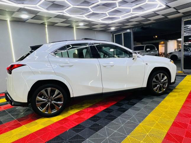 سلام عليكم للبيع او مراوس
ليكزس UX F SPORT  موديل 2024 ابيض داخل ابيض 
بدون ايرباك بدون تبديل بدون شاصي الجاملغ خلفي تعديل ونصبغ فقط ماشية 32 الف كيلو متر . توكلر بلادي 

السعر 240 وبي مجال 
للاتصال او واتس ***********
