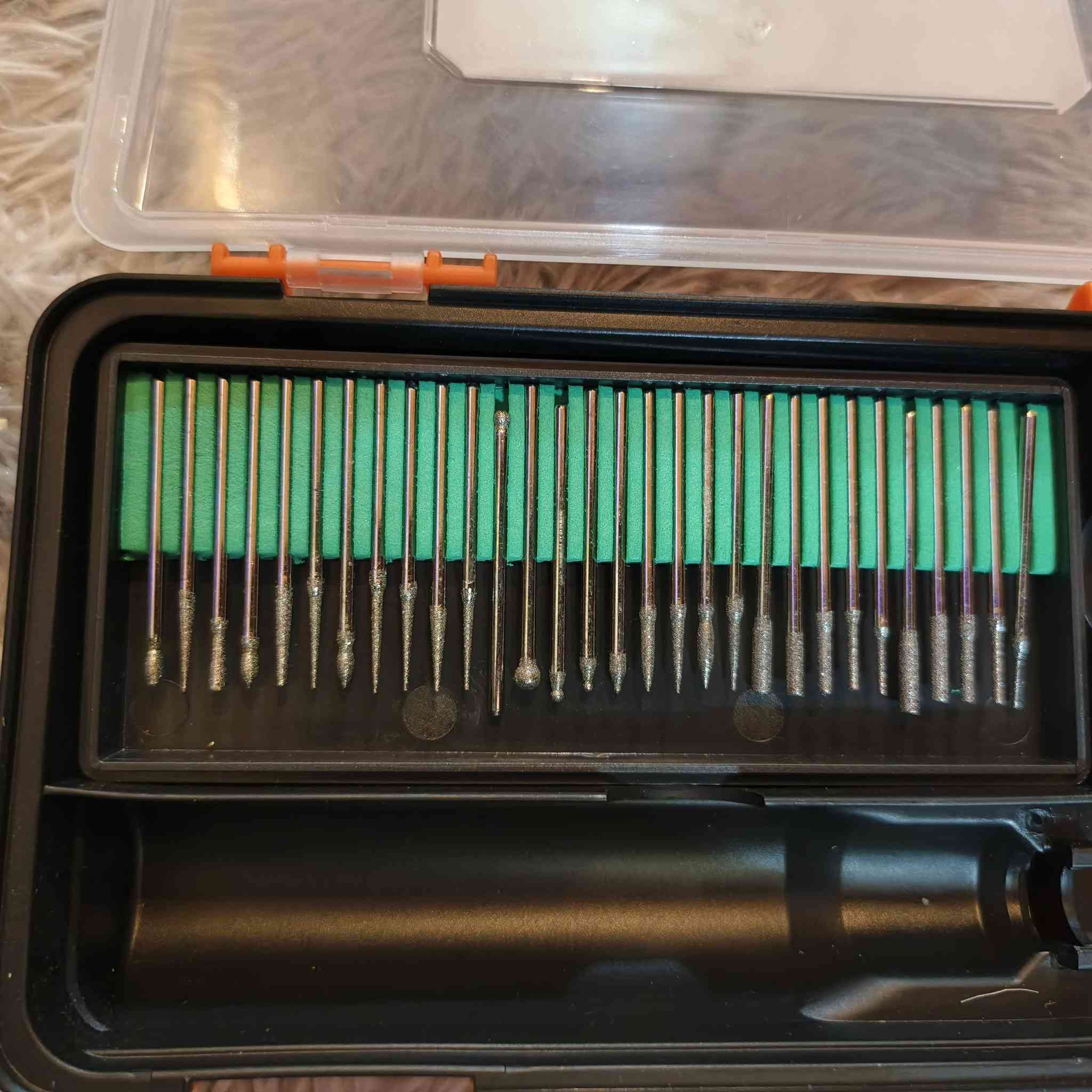 هذه أداة دوارة لاسلكية صغيرة (ميني جرايندر). 
تتميز بتصميم مدمج وخفيف الوزن لسهولة الاستخدام والتحكم الدقيق. 
تحتوي على سرعات قابلة للتعديل (تصل عادةً إلى 5000/10000/15000 دورة في الدقيقة). 
تعمل ببطارية ليثيوم أيون قابلة لإعادة الشحن عبر USB. 
مناسبة لمجموعة واسعة من المهام مثل الصنفرة، التلميع، الحفر، والنقش على مختلف المواد.


**إذا كنت صاحب هذا الإعلان وتريد حذفه لأي سبب، رجاءا أرسل رسالة إلى الدعم الفني**