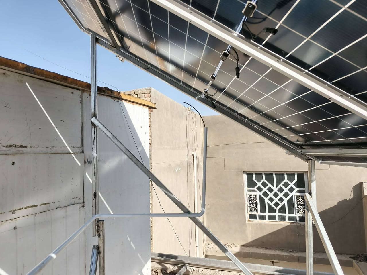 الانقطاع المستمر للتيار الكهربائي 
دلليل على أن الطاقه الشمسية هي أفضل حل اقتصادي وعملي 

منزل آخر يودع الانقطاع المستمر للتيار الكهربائي حيث تم 
تجهيز المنزل بمنظومة طاقه شمسية 30A ليلي نهاري 
بالاعتماد على
1-انفيرتر 12kw ip65 ماركه Deye ضمان 5 سنه
2-بطاريه 16kw ماركه بيسن كرين عدد 2 ضمان 5سنه
3- ألواح ماركه فيلادلفيا 620w ضمان 15سنه 

للحجز وإلاستفسار تواصل واتساب 
قسم الصيانة/***********
قسم المبيعات/***********
