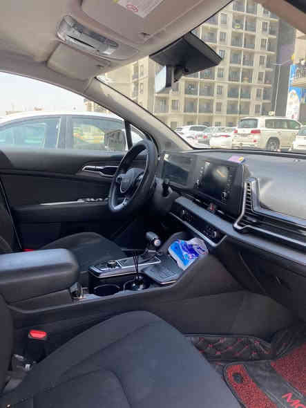 اسلام عليكم 
كيا اسبورتج مويل 2023 مواصفات عاديه بس بيها بارد ابطارف البنيد السياره مكانها بغداد حي الجهاد السعر 207 اوببها مجال للشراي ***********
