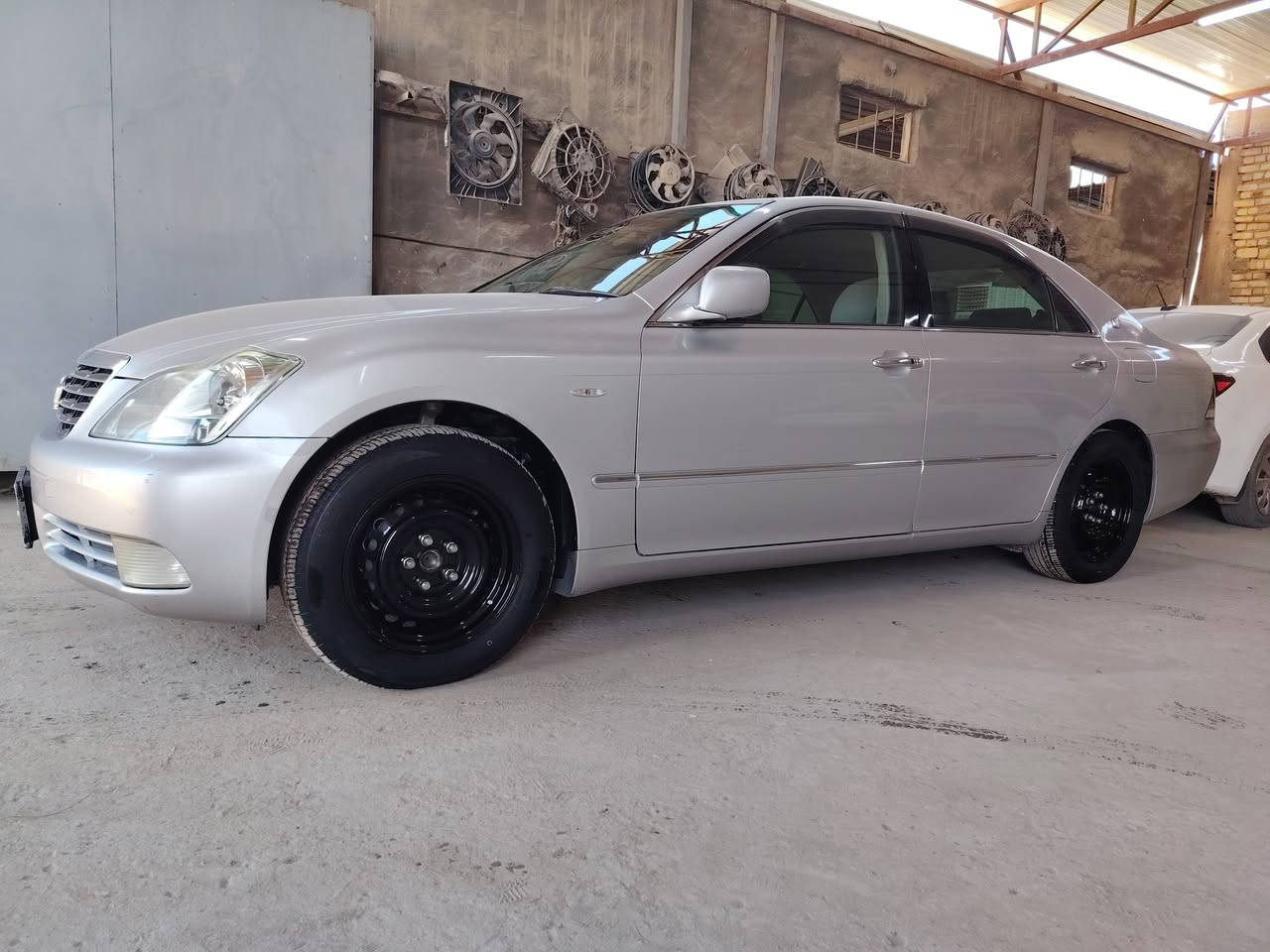 كراون شاهينه 2005 خمسينيه
كفاله ضربه وصبغ عده كص قمارة 
3 دكم تحوير نجف فوك وجوه فقط دشبول إمارات 
شاصي 80
 مبايعات بسمي 
 السعر 100 وبيه مجال حك الجية
مكاني بابل
للاستفسار اتصل ***********
