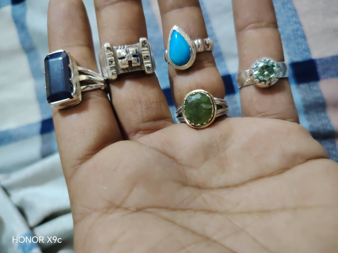 السلام عليكم اخواننا مجموعه من المجوهرات للبيع وبين الفيروس اللي شابويه


**إذا كنت صاحب هذا الإعلان وتريد حذفه لأي سبب، رجاءا أرسل رسالة إلى الدعم الفني**