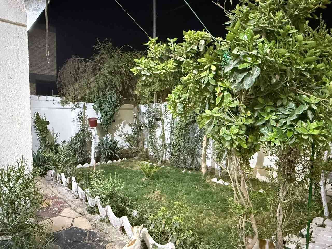 السلام عليكم
دار طابو صرف 200 متر طابقين
واجهة 10 نزال 20
الطابق الأول/ حديقة ..مطبخ ..هول..صالة..غرفتين ومجمع صحيات 
الطابق الثاني / غرفتين..هول..صحيات...ومطبخ سندويتش 
بناء قديم لكن مرمم ونظيف جداً جاهز للسكن 

العنوان شارع 80 جهة كربلاء حي الشهداء الثانية 
منطقة خدمات كاملة 
لمعرفة السعر وتفاصيل اكثر متوفر واتساب فقط رسائل/***********
