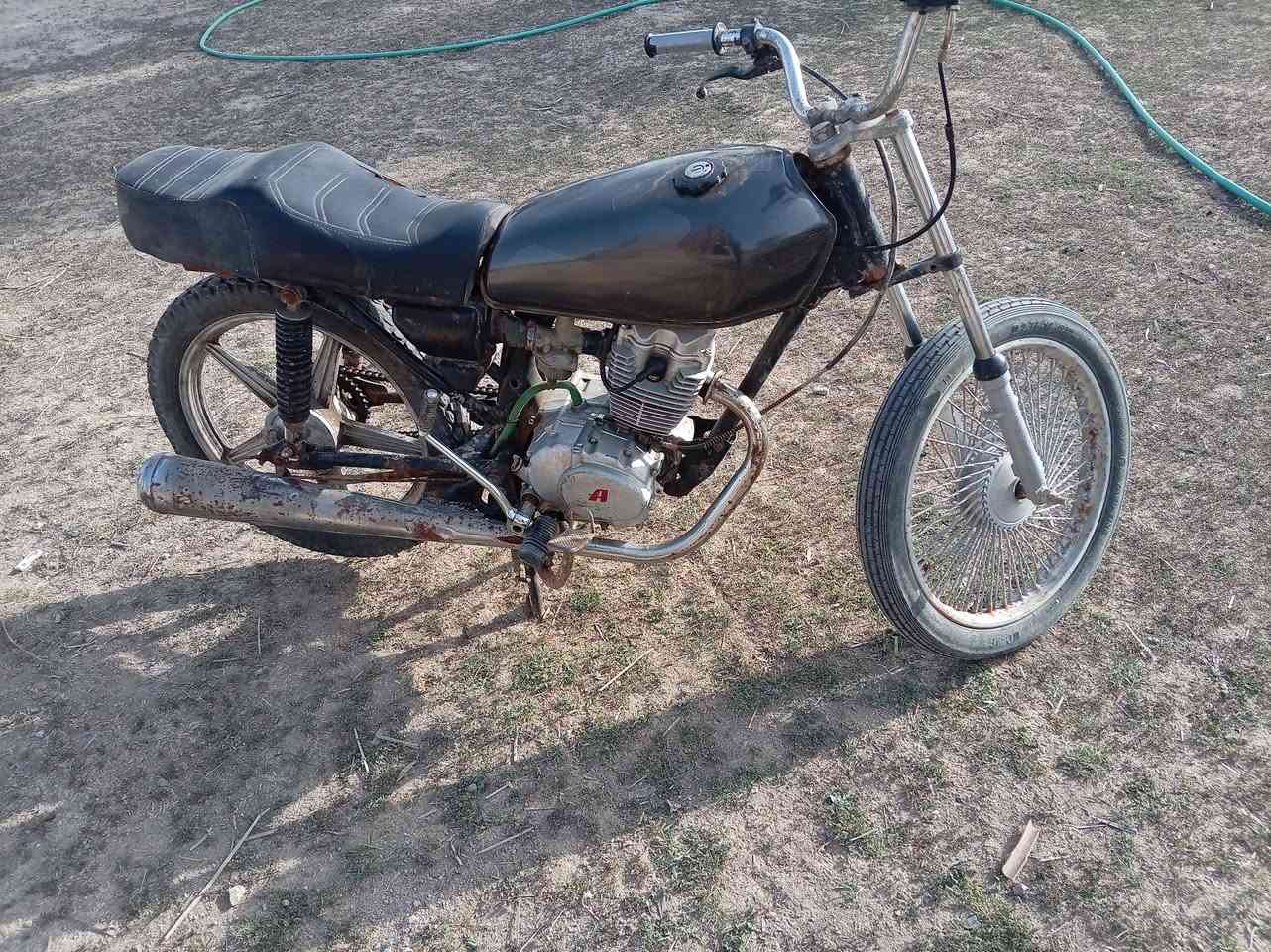 للبيع دراجه اربعه كير مثل ما بصوره مكينه بيها خيط دخان دراجه كلك بدون اوراق المكان بين الشطره والغراف  فرع المشاخل سعر 175وبيها مجال 
المو شراي يعبر المنشور رجاء رقم صاحب دراجه 
***********
