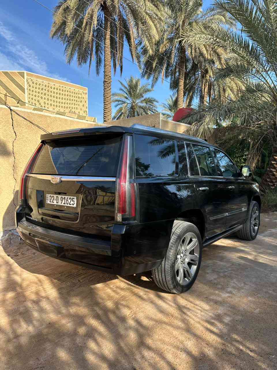 سلام عليكم كديلاك البيع موديل 20/السياره مفوله مواصفات  بنوراما /دواسات كهربائيه/تحكمات ستيرن /حساسات جانبيه او اماميه وا خلفيه /السياره مكفوله كفاله عامه فقط بيه بارد في الدعاميه الأماميه من جهت اليسره وا رصاعت 2في القماره/السياره مغلفه ppf/السياره رايده 430وا بيه مجال مكاني كربلاء الرقم ***********/السياره احله من الصوره او سوناره موجود متواجد خاص
