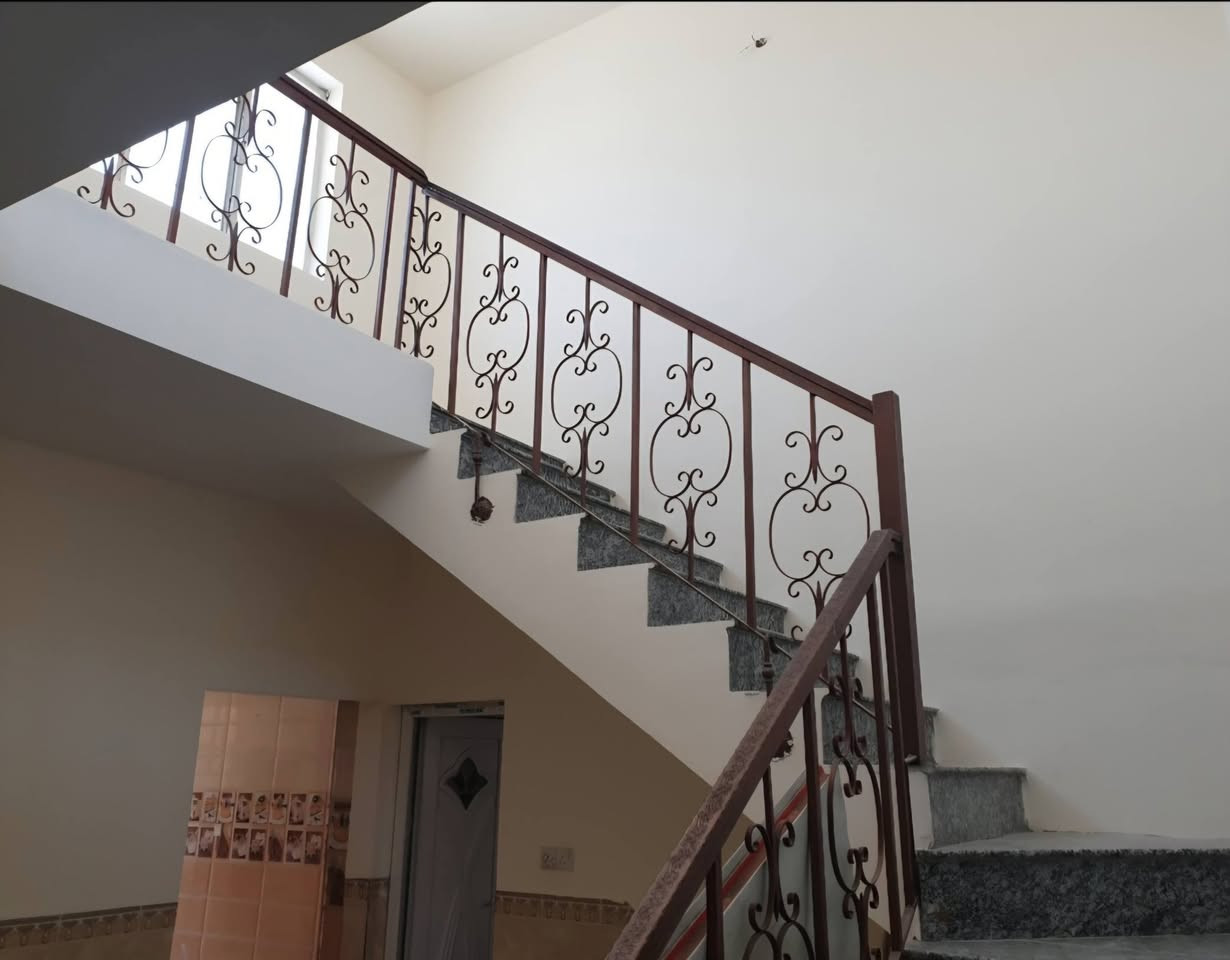 مشتمل للأيجار يحتوي على  استقبال ومطبخ وغرفة نوم وصحيات وسطحين المشتمل طابق ثاني يقع في المشتل شارع الكوسترات قرب بلدية بغداد الجديدة محلة 729 المشتمل قريب على الشارع العام .
للاتصال على الرقم ***********
