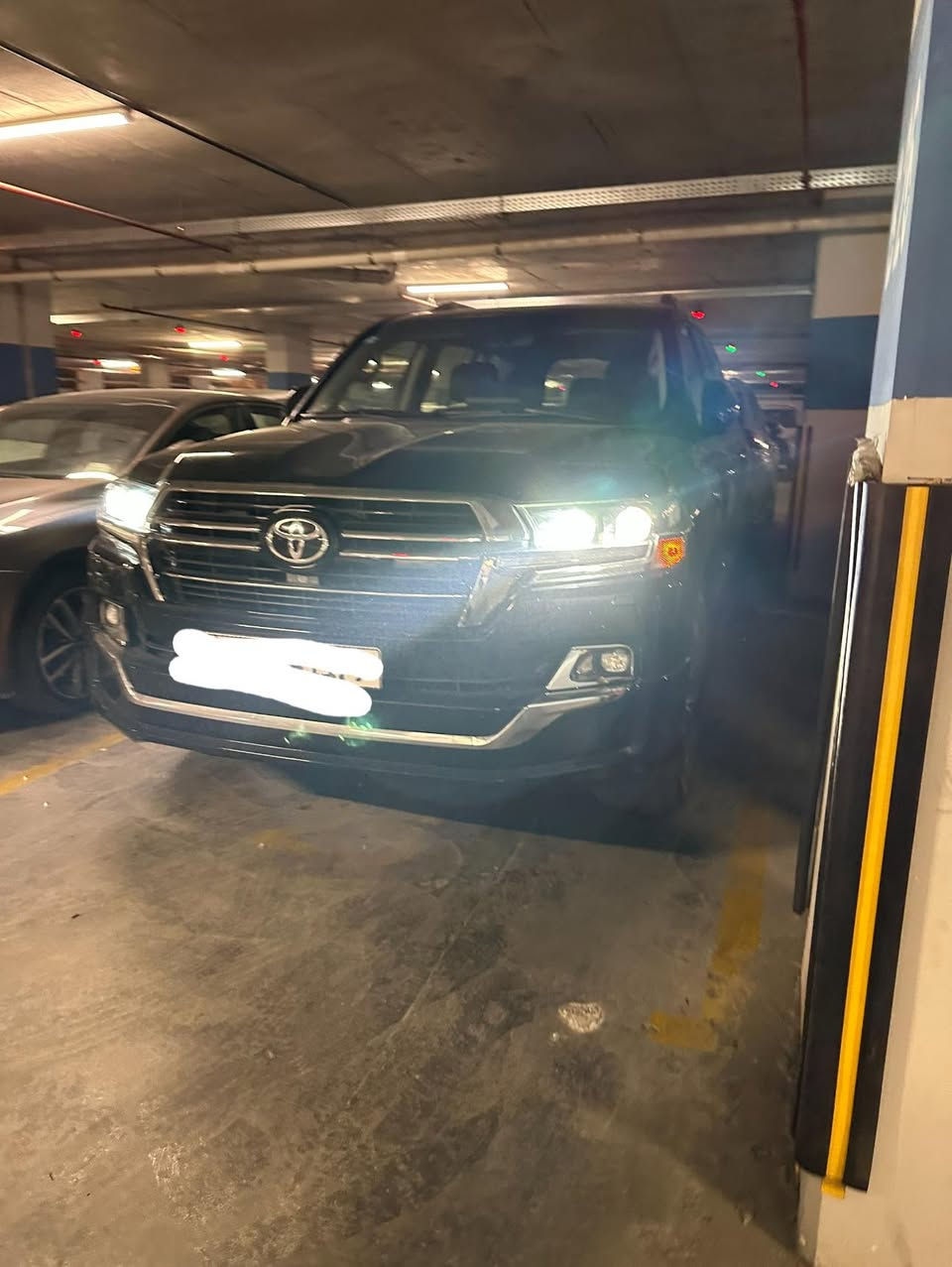 ياالله لاندكروز  سوداء اللون دشبول اسود موديل ٢٠٢٠ بحريني باب اول محرك ٦ اسلندر فول مواصفات ماشية ٥٤٠٠٠ حقيقي نظيفة جدا جدا وباقي المواصفات معروفة فول مواصفات السعر ٥٥$ وبيها مجال للاستفسار ***********
