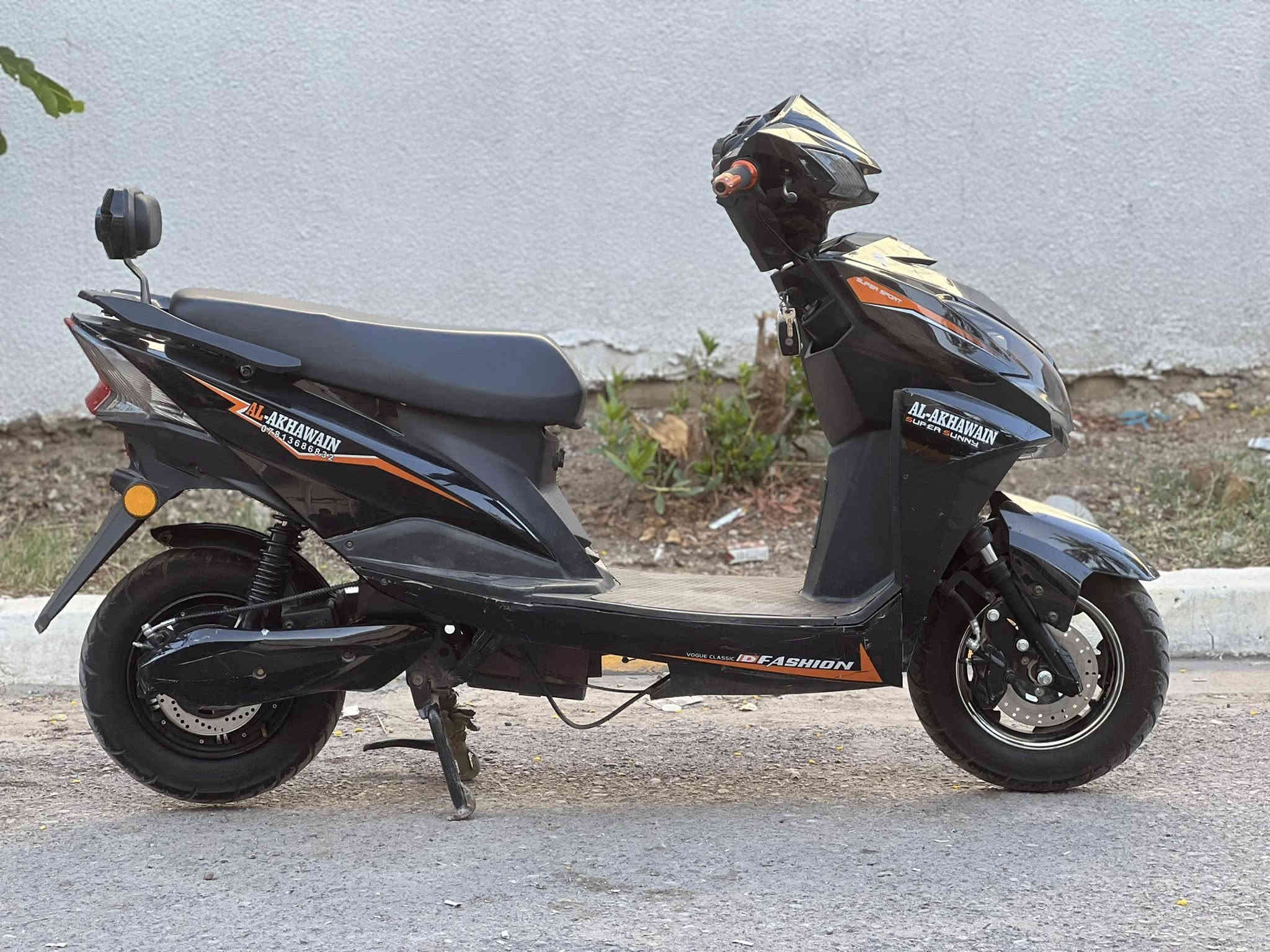 ً
سلام عليكم شباب دراجه شحن البيع نوع سكنس دراجه كامله مكمله كل نقص مابيها  كلها شغاله كهربائيات رجوع ال خلف مواصفاتها حلوه 
موديلها 2025
بطاريات 6 كبار 
السرع 3 
رجوع الخلف 
اشاير رباعيه 
لايتات امامي شغاله
بريكات دسكات هدروليكً
لونها حلو 
شاشه تعرض الك عطل ان وجد 
صندوق يتحمل أغرض مساحه كبيره 
تايرات جوبلس 
استان تعليكً+ صفح 
تشغيل عن بعد 
جهاز إنذار السرقه 
سرعتها 60 
شاحنه اصليه 
دراجه كامله 

اي استفسار اتصال 

***********

عنوان بغداد الاعظميه 

((السعر 450)) قفل
