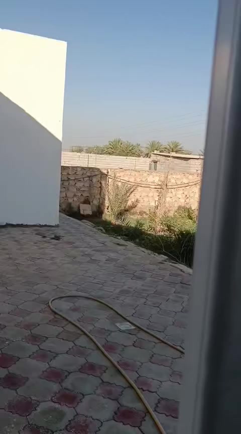 السلام عليكم 
دار للبيع مساحه١٣٥٠متر  لبناء ٢٤٠ متر والباقي حديقه متكون من ٣ غرف نوم كبيره 
استقبال كبير وصاله كبيره مثل ماواضح بالتصوير صحيات خارجيه وداخليه مطبخ حار وبارد الدار صابو سراعي بي قرار محكمه شامل بتطويب لعنوان شارع معمل لأسمنت قرب الدور حي لعربي لفرع مقابل صيدليه على رائد حميده عمر البناء ٤ سنوات للاستفساراكثر  خاص سعر الدار ١٥٥ وبي مجال***********
