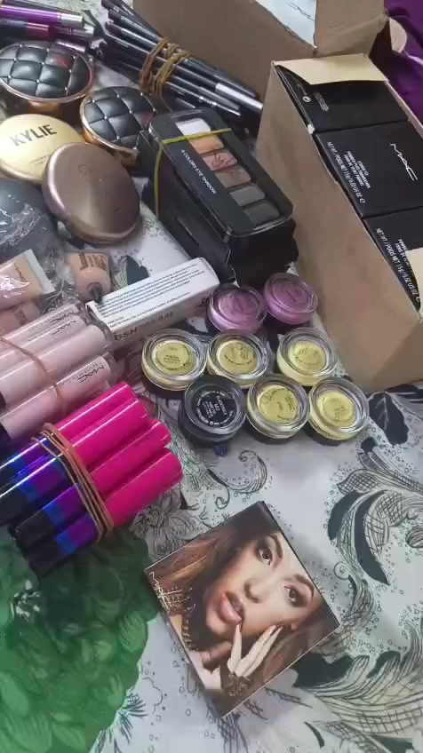 مكياج مشكل على التجربه مال تصفيه 
150 قطعه 65 الف مشكل 
شي على شي تطلع اقل ال 500 دينار


**إذا كنت صاحب هذا الإعلان وتريد حذفه لأي سبب، رجاءا أرسل رسالة إلى الدعم الفني**