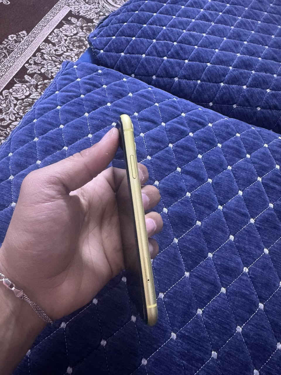 سلام عليكم ايفون ١١ عادي كلش نضيف جهاز جديد لون ليموني كلشي مابي ب ٢٥٠ وبي مجال رقم الهاتف ***********
