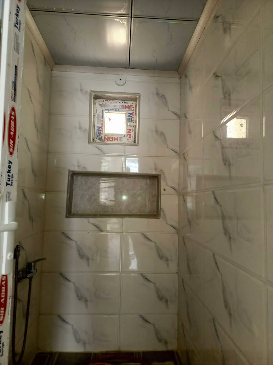 ياالله 

يوجد لدينا بيت للبيع حي ميسان قطاع 35خلف المستوصف والسوك والمدارس مساحه 50متر طابقين يحتوي على استقبال وصاله ومطبخ وصحيات والطابق الثاني يحتوي على غرفه وصاله وصحيات صب كونكريت ارضيه بورسلين جدران سيراميك سقوف سي إن سي شغل درجه اولى 

السعر المطلوب خاص 

للاستفسار والمعلومات الاتصال بنا ع الارقام 

***********

***********

***********

او مراجعه مكتب ألروان للوساطه العقاريه والمقاولات العامه 

عنوان المكتب حي ميسان ع الشريط قرب صيدليه الشراع مقابل الاستداره مباشر 

عندك بيت عرصه للبيع راسلنه وات ساب وتدلل
