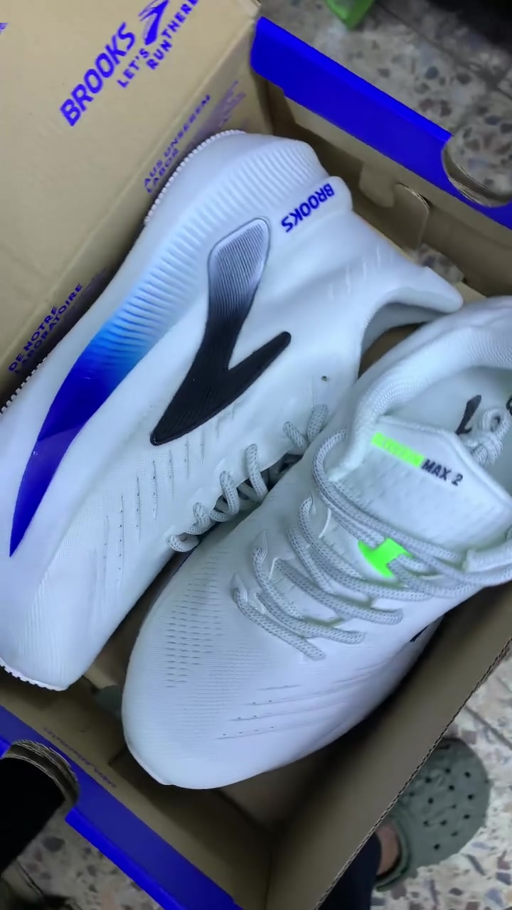 حذاء brooks max 2 الاحدث 

مناسب لـ:

* المشي اليومي
* الجري الخفيف إلى المتوسط
* الاستخدام الطويل في العمل أو الجامعة
* الأشخاص الذين يقفون لفترات طويلة

من افضل الاحذية الي ممكن تقتنيها بحياتك ✅

الحجز او الاستفسار 
***********‬
