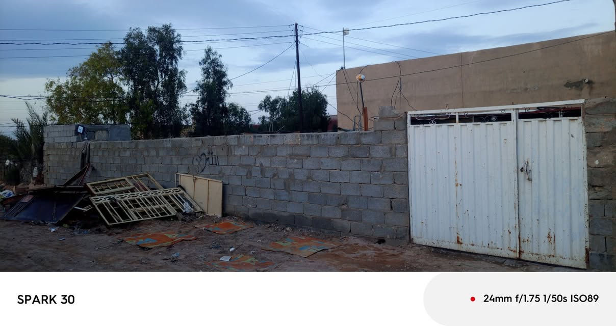 سلام عليكم بيت للبيع مساحه 300 متر بالنجف الاشرف على شارع كربلاء نجف بيت غرفتين وصاله ومطبخ بمساحه حوش كبيره  يشتري يراسلني على الرقم هذا***********
