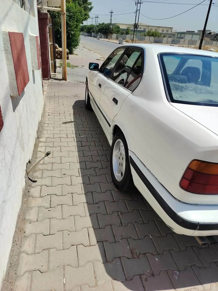 سلام عليكم  BMW موديل 91  محرك 528 بومه دبل فانوس ضرر جاملغ امامي طرف السكن فقط والباقي شرط  صبغ عام للجماليه ما عده سقف علبلاد تايرات جديده قبل شهر شادهن والنسوية باسمي وبطاقة بنزين موجود والسعر 55 وبي مجال قليل للاستفسار هذا رقمي ***********
