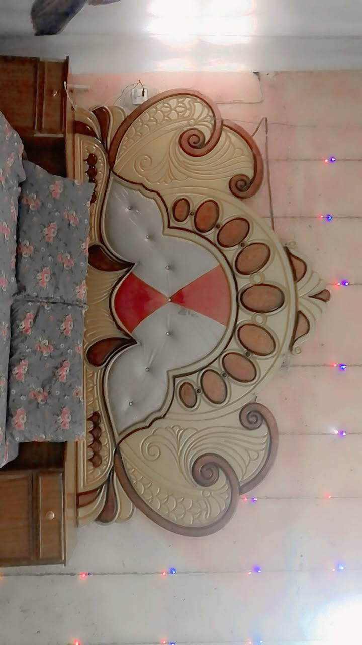 غرفه نوم للبيع رايدها ب٣٥٠ غرفه شوي تعبانه يراد الها ترتيب الميز مكسور المرايه مالته وهذا رقمي ***********
