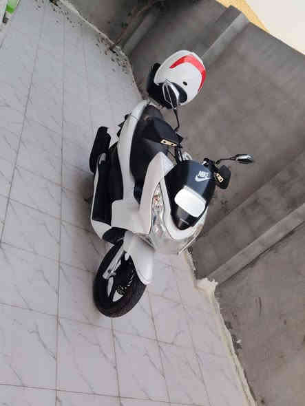 PCX جيل اول  ياباني حساس ازدحام  ستان حساس  تدفئه  يدات  لايت  زنون اشاره  ليد تايرات جدد  عدت الشركة  وسويجات ثنين بلاديه  الدراجه مناقصهه لو برغي مرقم وكامل ثاني يوم تحويل   ***********
