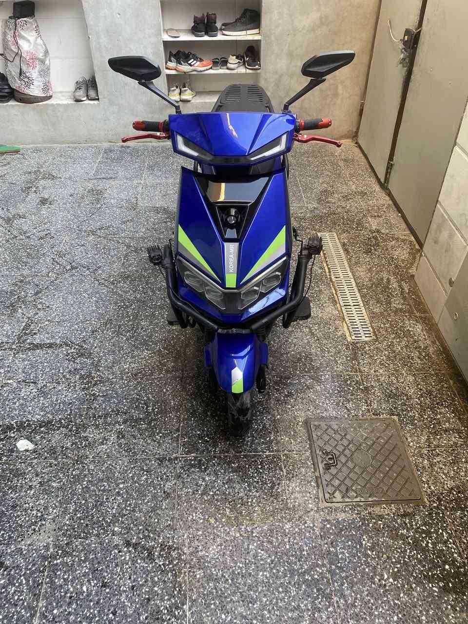 البطاريات: تحتوي على 6 بطاريات نوع (ونلي WINLEE) الأصلية (أداء قوي وثبات عالي).
المسافة: تقطع 40 كم بالشحنة الواحدة بسبب برودة جو من يدفى الجوو توصل اكثر البطاريات سوبر .
السرعة: تصل إلى 90 كم/ساعة مع نظام 4 سرعات (نمر).
الإضافات: درع حماية كامل محيط بالدراجة + إنارة LED قوية جداً + كشن طبي مريح للمسافات الطويلة
سويج 2 وبصمة تشغيل عن بعد  2 وكارت باركود تشغيل 2.
الحالة: استعمال بسيط جداً وبحالة ممتازة.
السعر: [700] (بيعة سريعة لظرف خاص).
المكان: بغداد - [مدينة الصدر ].
للتواصل: [***********].
