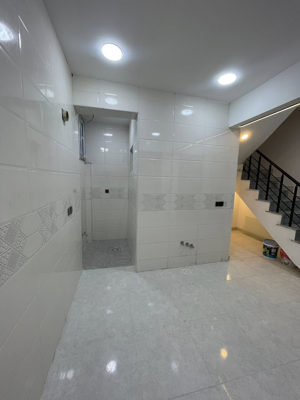 مشتمل   ركن. للبيع. مساحه 50 متر.   واجه 8 ونص  ركن
البيت مدخلين 

في منطقة ديوان المخابرات خلف شارع 60 في حي الجهاد 

مشتمل 50. متر.  ركن. واجه. 8 ونص  على شارع 15 

موقع مميز    بناء درجى اولى. 

سنة البناء 2025

طابقين ونص 

في الطابق والأرضي   صاله. +مطبخ + حمام.  + مطبخ حار  

الطابق الثاني  غرفتين. نوم + حمام. + بالكون. 

الطابق. ثالث. غرفه. +بيتونه. + صطح امامي 

السعر165 مليون وبي مجال 

الاتصال سيف ابو يزن. 

***********

***********

مراجعه مكتب السلام الهندسي مجاور الجمعيه الاستهلاكيه مقابل اسواق السفير الضباط شارع العام حي الجهاد
